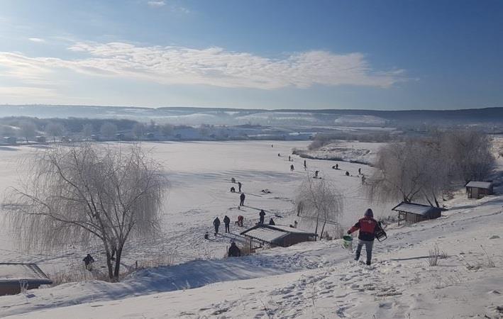 Sapte ponturi esentiale pentru pescuitul la copca. Ce lucruri nu trebuie sa va lipseasca din trusa.